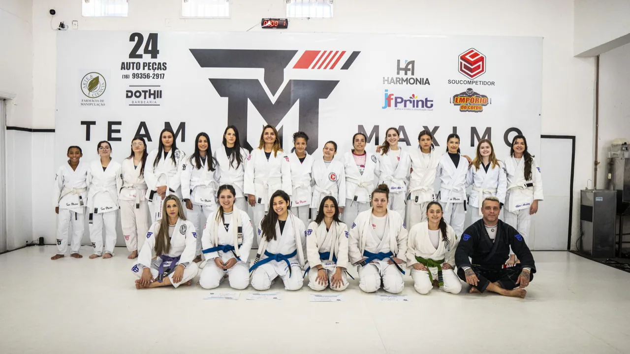 Alunas da turma feminina da Team Máximo posando de kimono no tatame